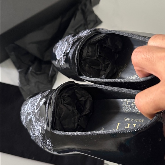 THE ESTATE SLIPPER IN BLACK PATENT 

Taft Glossy Black Rose Loafers